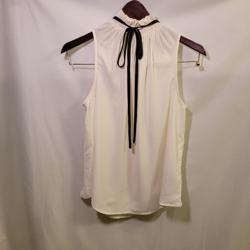 Tank with neck tie